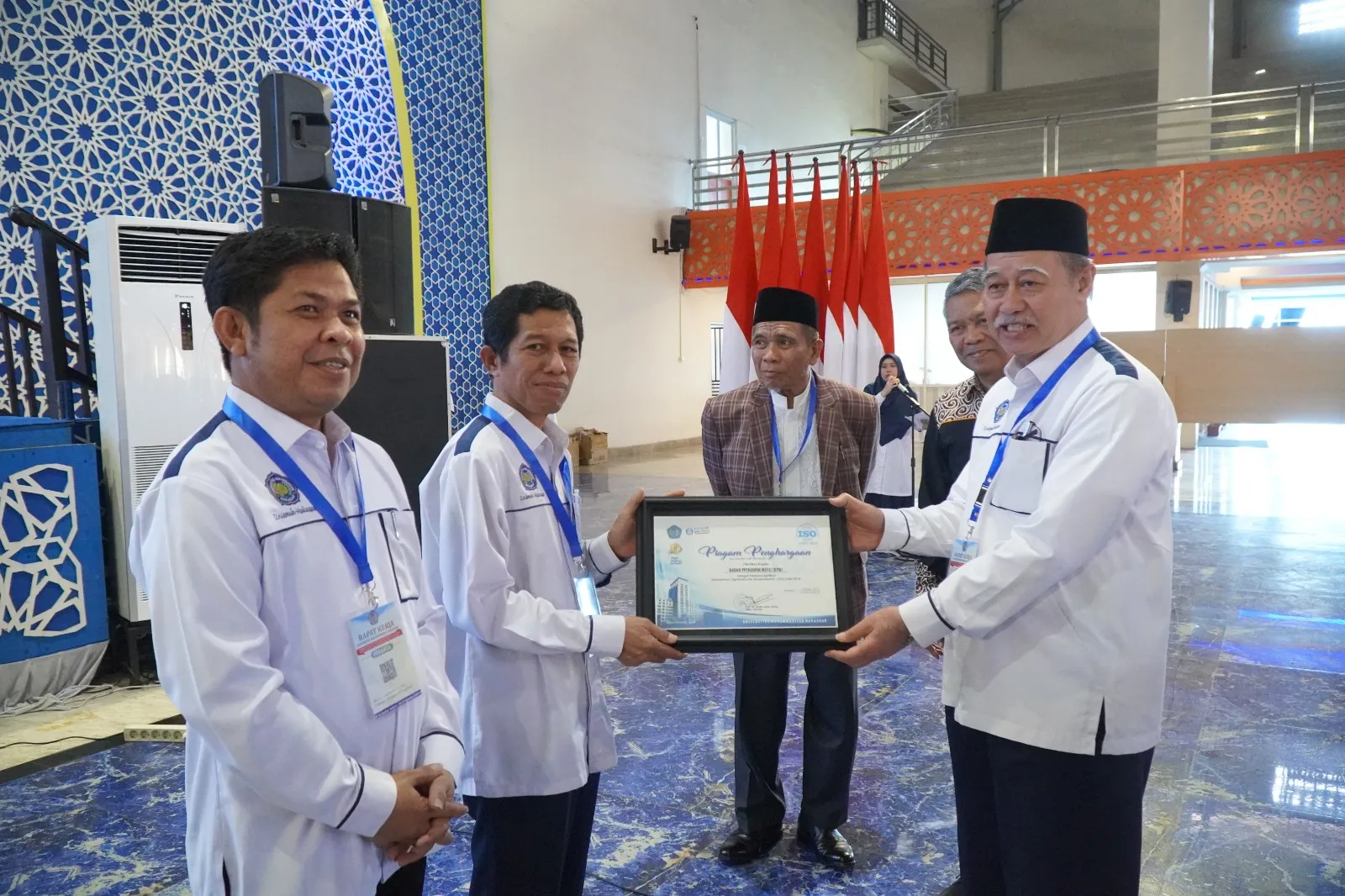Pembukaan Raker Unismuh, Rektor Beri Penghargaan untuk Unit Kerja Berprestasi
